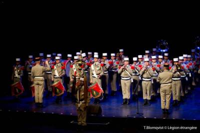 La Musique de la Légion étrangère a conservé l'usage du célèbre chapeau chinois, héritage de l'armée d'Afrique, et des fifres. 625-la_musique_legion_a_perpignan