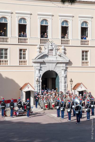 2014_Monaco_Fête_Nationale_02 Nos képis blancs ont reçu l'applaudissement de la foule, passant symboliquement sous le porche du palais princie